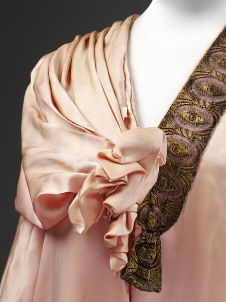 Деталь вечернего пальто от Люсиль, 1912. (с) Из коллекции музея Виктории и Альберта (Лондон)