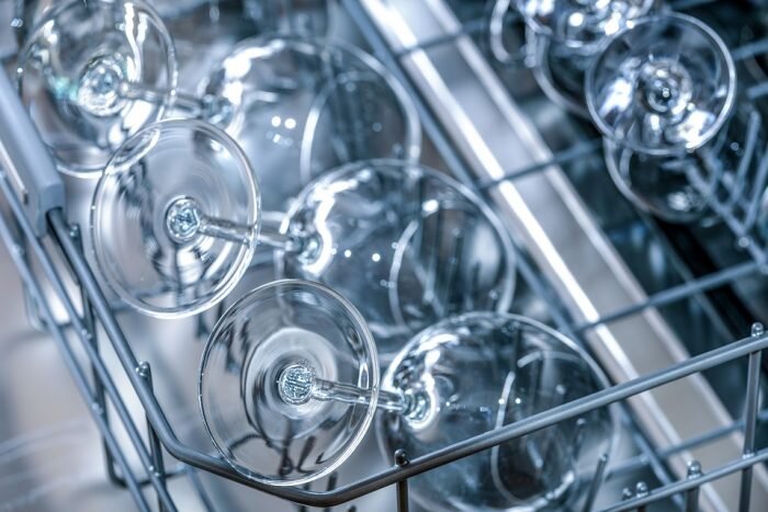 Закончилось моющее: 5 народных способов помыть посуду без химии
