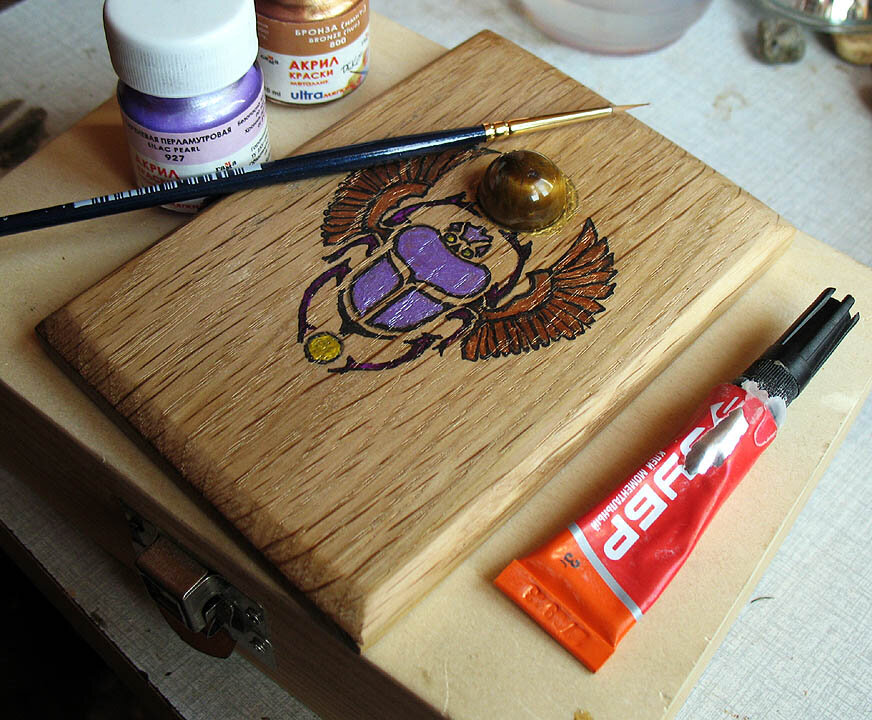 Скарабей на дубовой доске. Ручная роспись. Фото автора