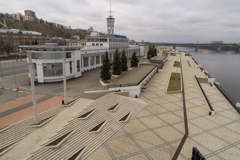 Утро субботы. Над городом повисли тучи и довольно холодно. Набережная Волги совершенно пуста. Я неспешно прогуливаюсь с коптером в обнимку, и разве что редкий бегун появится в зоне видимости. Такой набережно видеть не привычно, и уж совсем страшно, когда в зоне видимости нет ни одного судна. Год назад здесь уже стояли первые пассажирские теплоходы, с которых доносилась музыка и в небо взлетали шары. Сейчас все опустело. Самоизоляция в центре города, по крайней мере с утра, на самом высоком уровне.