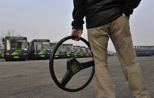  Зачастую в автошколах этот вопрос не поднимается, и привычка рулить формируется из мнимого «удобства» ученика и редко бывает правильной