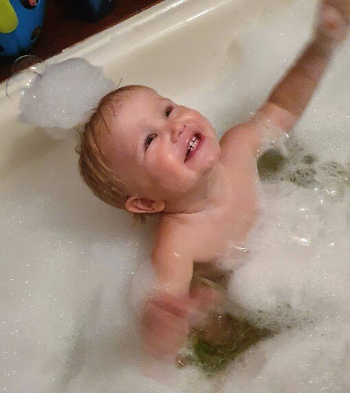 Малыш обязательно полюбит воду, если первые купания пройдут позитивно. Поставьте, пожалуйста лайк, автору всегда приятно видеть вовлеченность читателя.