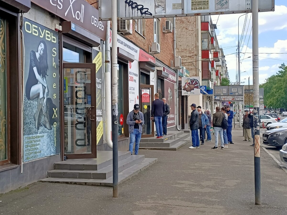 Очередь в парикмахерскую. Листайте вправо смотрите ещё фото 