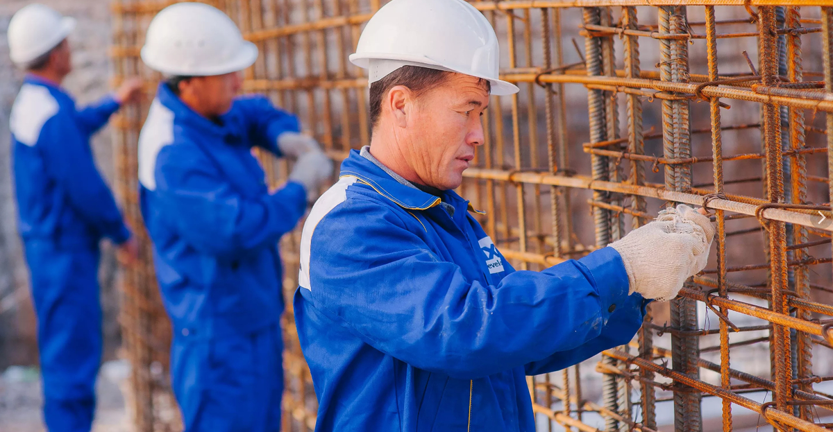 Рабочие-мигранты стран СНГ на строительном объекте. Источник фото: Яндекс картинки