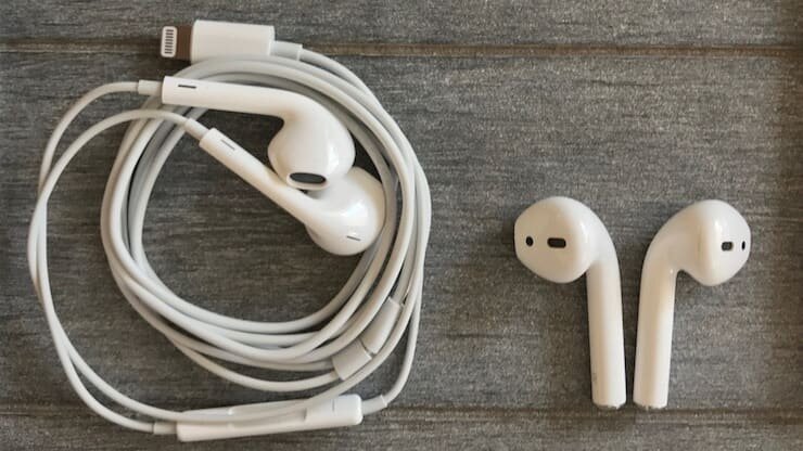 Проводные EarPods с Lightning на этом фото - отдельный  вид извращений