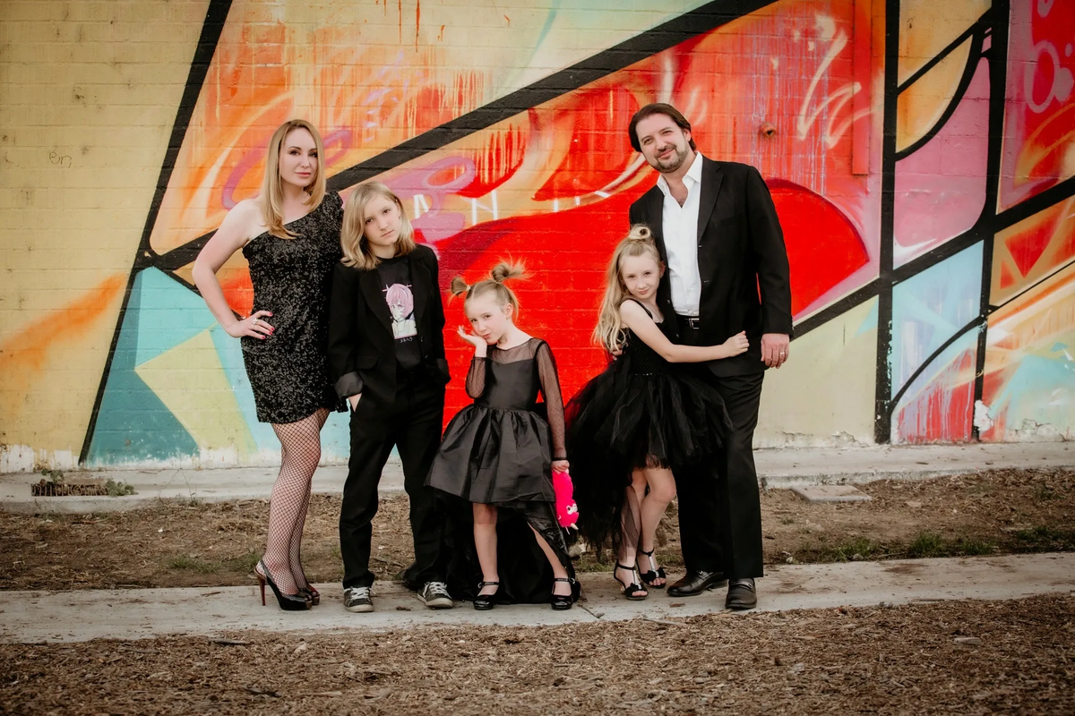 Дженна Карвунидис с мужем и детьми