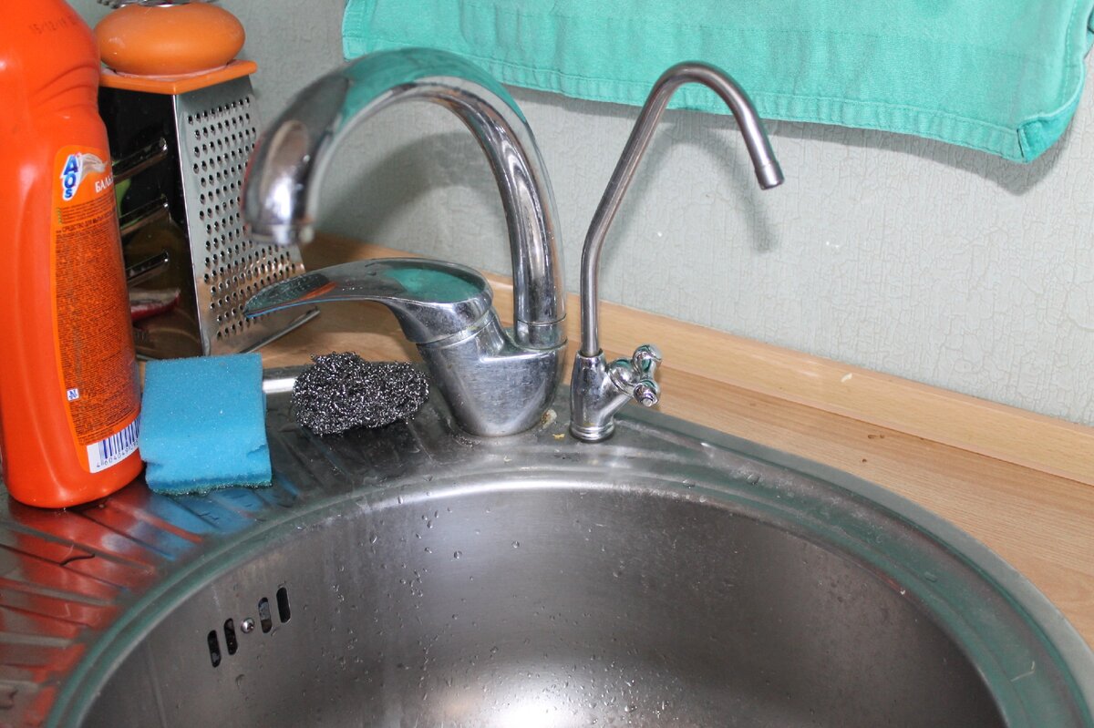 Установка крана для питьевой воды на кухне