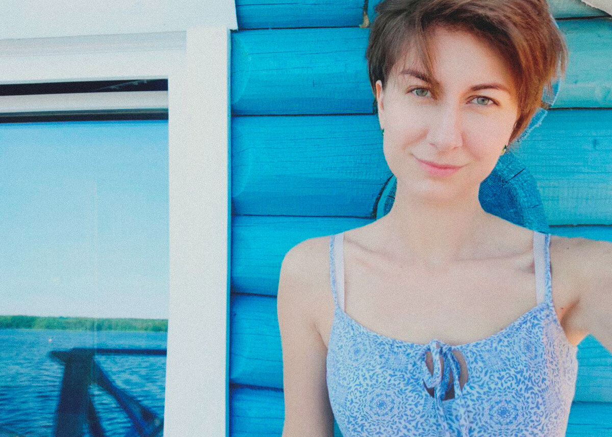 Кто забыл или не знал как я выгляжу)) Сарафан Dorothy Perkins  с бело-голубым орнаментом. Длина до колен. Ткань очень легкая , в жару, то что нужно. 