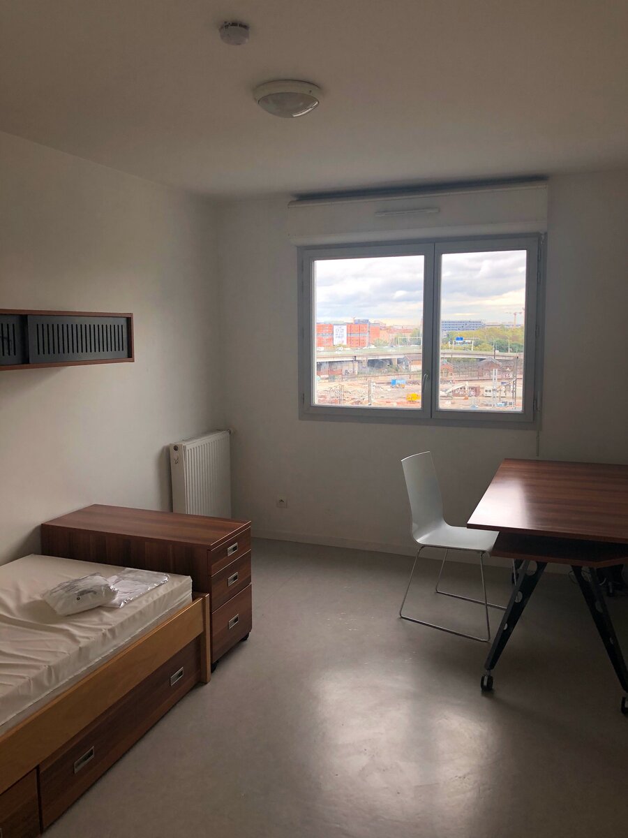 Моя комната в первые минуты после заселения (вид на ж/д)