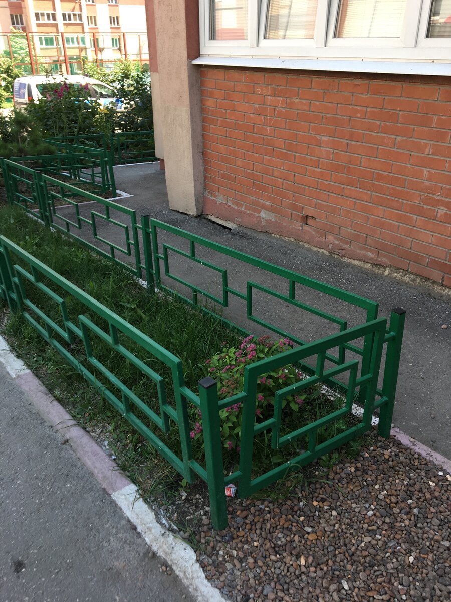 Забор вокруг цветов