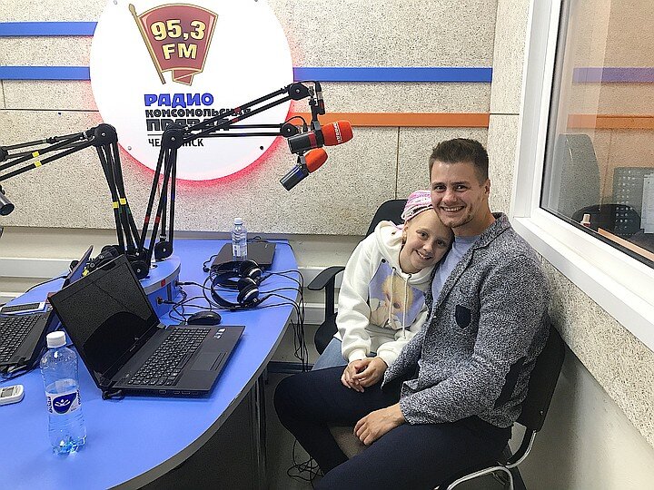 Соня Канишева строит бизнес в 11 лет.Фото: из архива героя публикации11-летняя София Канишева из Челябинска — начинающий предприниматель. Она продает через Инстаграм толстовки со съемными принтами, которые рисует сама. Капиталом для Сониного стартапа стало «путинское» пособие в 10 тысяч рублей, которое выдавали летом, чтобы поддержать семьи с детьми.
00:00
Первые худи продала девчонкам во дворе: школьница из Челябинска рассказала, как открыла бизнес в 11 лет


Beginning of dialog window. Escape will cancel and close the window.
TextColorWhiteBlackRedGreenBlueYellowMagentaCyanTransparencyOpaqueSemi-TransparentBackgroundColorBlackWhiteRedGreenBlueYellowMagentaCyanTransparencyOpaqueSemi-TransparentTransparentWindowColorBlackWhiteRedGreenBlueYellowMagentaCyanTransparencyTransparentSemi-TransparentOpaque
Font Size50%75%100%125%150%175%200%300%400%Text Edge StyleNoneRaisedDepressedUniformDropshadowFont FamilyProportional Sans-SerifMonospace Sans-SerifProportional SerifMonospace SerifCasualScriptSmall Caps
Resetrestore all settings to the default valuesDone
Close Modal DialogEnd of dialog window.
ОТ ТОРГОВЛИ ЯГОДАМИ ДО ПОШИВА ХУДИСоня упрашивала родителей купить дорогой IPhone, но те отказались. Тогда она решила сама заработать на телефон.— У моего папы есть свой бизнес (сеть кофеен — прим. авт.) и, естественно, окрыленная желанием зарабатывать деньги, первым делом я пошла именно к нему, — пишет Соня в своем блоге в Инстаграме. — Первая его реакция была абсолютно скептическая. Он спросил меня, как я планирую заниматься бизнесом, когда элементарно, не могу убрать свою комнату. Но, спустя немного времени, подостыв, спросил: «Какая у меня идея?».Идеи у Сони не было. Тогда отец объяснил, что любой бизнес начинается ни с желания заработать, ни с поиска денег или команды, а с идеи. И дал дочери три дня, чтобы ее придумать.
Родители Сони - предприниматели. У девочки также есть младший брат, ему 8 лет.Фото: из архива героя публикации
Все дни школьница ломала голову и пришла к отцу с десятком идей: продавать садовые ягоды, делать эксклюзивные ручки или слаймы, плести фенечки из бисера, шить одежду и др. Последняя идея отца зацепила. Так, в семейном мозговом штурме родилась идея шить худи, а позже придумалось название бренда «ClipPic», что дословно означает «прикрепи картинку», и слоган — «Меняйся по щелчку».Стартовым капиталом для проекта, по решению родителей, стало единовременное пособие от государства — 10 000 рублей. А страничку в Инстаграм для будущего магазина Соне подарила мама: отдала свою, где уже было 20 тысяч подписчиков.— Я нарисовала модель того худи, что я хочу, а папа дал мне номер знакомой швеи, чтобы я договорилась о встрече, и срок семь дней, чтобы представить ему более-менее жизнеспособный продукт. На следующий день я уже встречалась со швеей и показывала ей свои зарисовки, — рассказывает маленькая предпринимательница.
Соня упрашивала родителей купить дорогой гаджет, но те отказались. Тогда она решила сама заработать на телефон.Фото: из архива героя публикацииПЕРВЫЕ ПРОДАЖИГотовое худи Соня решила показать девчонкам во дворе — по сути, своей целевой аудитории. И эта маленькая «презентация» принесла первые в ее жизни продажи.— Пока лифт спускался с 10-го этажа, мое сердце уверенно пульсировало в области пяток, а на щеках можно было смело жарить яичницу. И вот я выхожу во двор, и…Через мгновенье вокруг меня уже было 5-6 девочек, которые рассматривали мое худи и задавались вопросом, где я его купила. Я начала рассказывать, что это мое худи, и что можно изготовить такой же, если кому-то понравится. Дала померить. Две-три девочки побежали к своим родителям просить себе такой.
Название Сониного бренда «ClipPic», что дословно означает «прикрепи картинку», а слоган — «Меняйся по щелчку».Фото: из архива героя публикации
СОВМЕЩАТЬ «РАБОТУ» С УЧЕБОЙТолстовки Соня заказывает у швеи. А принты рисует сама специальными влагостойкими маркерами, в этом ей помогает тетя-художник. Профессионально рисованием София не занимается, однако выходит у нее очень неплохо.Рисунки для худи школьница-стартапер придумывает сама, или заказчики присылают ей желаемую картинку из интернета: в основном это что-то «мимишное». На один несложный принт уходит 20-30 минут. Принты можно стирать, но только руками, чтобы рисунок не потускнел. А вот ткань для худи используется только натуральная, хлопок и лен.— Сейчас мы продаем худи за 3500 рублей. На сегодня продали 15 худи: три подружкам, одно тете, одно маминой знакомой, одно фотографу, остальные — подписчикам из Инстаграма, — говорит Соня. — С одного худи я зарабатываю 500 рублей, пока себестоимость худи очень высокая 2500 рублей, потому что мы шьем их индивидуально.Вести бизнес девочка начала еще на каникулах. А сейчас ей приходится четко планировать свой день, чтобы совмещать «работу» с учебой и занятиями по тхэквондо.— Учеба у меня начинается в 8:00, в два заканчивается. Потом я либо занимаюсь проектом: закупаем с папой ткани, придумываю модели для новых вещей, рисую принты, пишу тексты, либо делаю уроки. Вечером у меня тренировки, с семи до девяти. По дороге на тренировку и с тренировки обсуждаем с папой планы и темы для Инстаграма, — делится распорядком дня Соня.
Пока Соне удалось продать 15 худи. А ее цель - продать 50 толстовок до Нового года. Фото: из архива героя публикацииФото: из архива героя публикацииЮная бизнес-леди решила поставить дело на поток и сейчас ищет инвесторов. Ее цель — продать 50 худи к Новому году. Соня признается, что одноклассники не верят в ее успех, говорят, «все это ерунда». Но на их мнение она не обращает внимания. А вообще в планах у Сони шить также шапки, футболки и другие вещи, и открыть свой оффлайн-магазин.
У Сони есть младший брат, ему восемь лет. Обоих детей родители учат, что деньги не берутся из воздуха. На какие-то «хотелки» ребята копят из карманных денег. Для этого им специально завели карты.— Основным принципом в финансовом воспитании, мы пытаемся заложить, что деньги не появляются из неоткуда, что это результат какого-то труда или идеи, — говорит Александр Канишев. — Я учу их находить способы заработка в различных жизненных ситуациях и сферах. Они часто предлагают очень нестандартные решения. Сейчас они в основном копят, ну а Соня делает свои первые попытки заработка.
Соня с папой на радио «Комсомольская правда» (95,3 FM).Фото: Валентина ВАГАНОВААлександр подтверждает, что заказы на худи идут. Что удивительно, ведь продавец — ребенок.— Есть какое-то доверие, людям интересно. В основном заказывают, конечно, взрослые, для себя, для ребенка. Отправляли в Самару, женщина заказывала себе и дочке, она ровесница Софии. В принципе, аудитория, которая может носить этот товар, от 8 до 30 лет. Для Сони идея открыть бизнес — была больше детский фан, детская забава. Но я это, конечно, поддержал, потому что у ребенка это опыт: она понимает какие-то процессы, выстраивает для себя структуру построения бизнеса. Сейчас мне нравится, что она даже в школе лучше стала планировать свои дела. У нее съемки, очень много контента нужно для Инстаграма, у нее тренировки, но она у