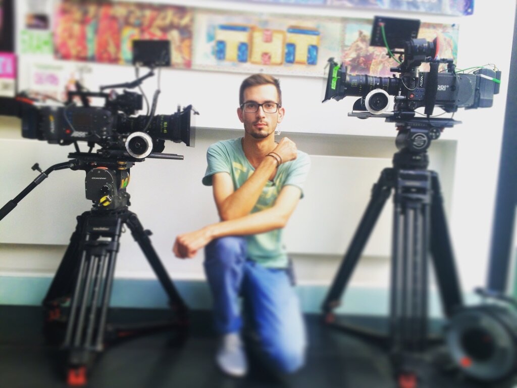 слева и справа от меня припарковано по миллиону