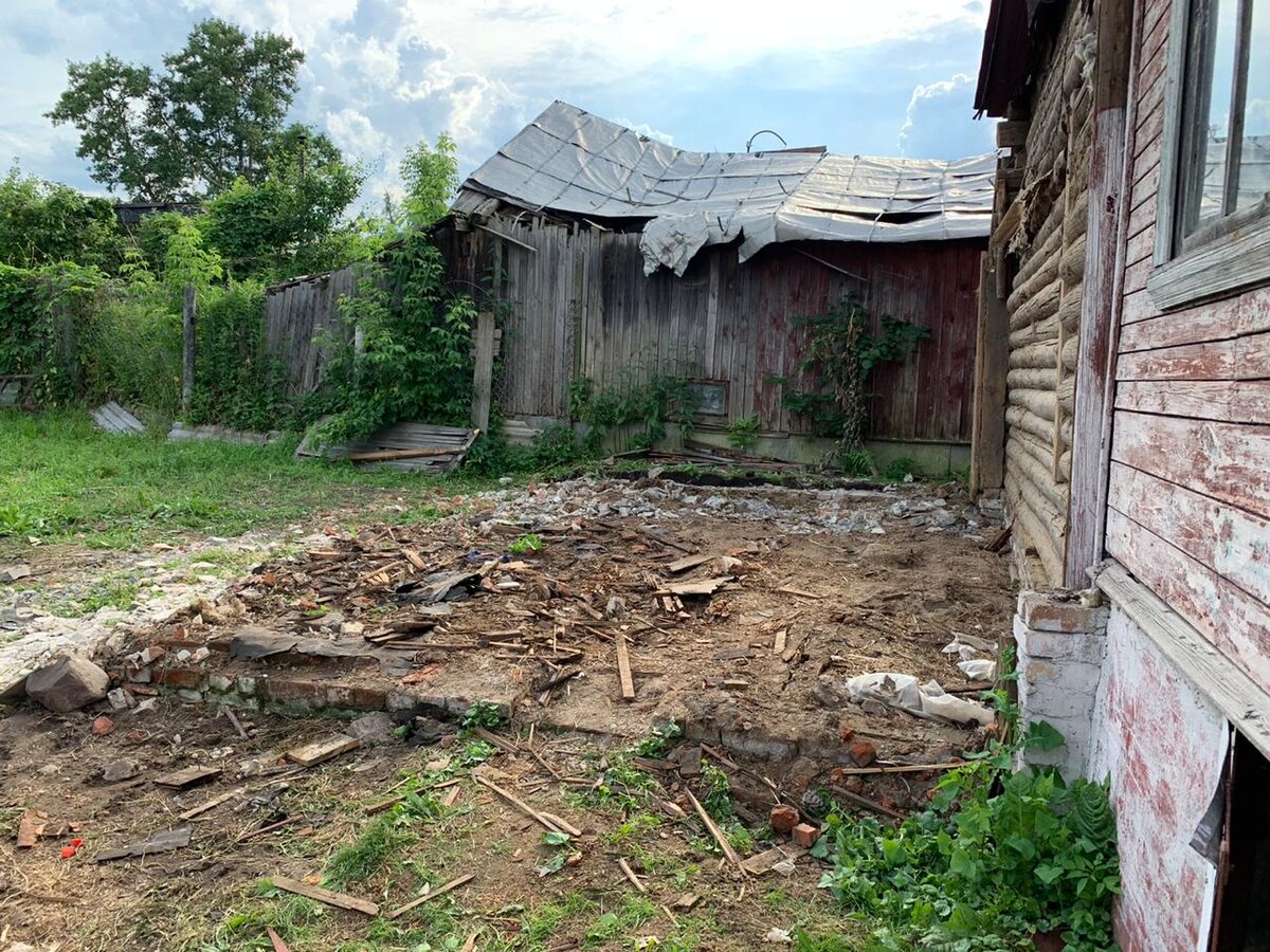 Всё что осталось от хлева. Справа на фото видна задняя стена дома и часть террасы. Впереди развалившийся сарай соседа.