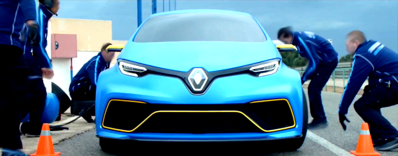 Спортивный электромобиль Zoe e-sport (прототип) на техническом обслуживании во время трековых заездов.