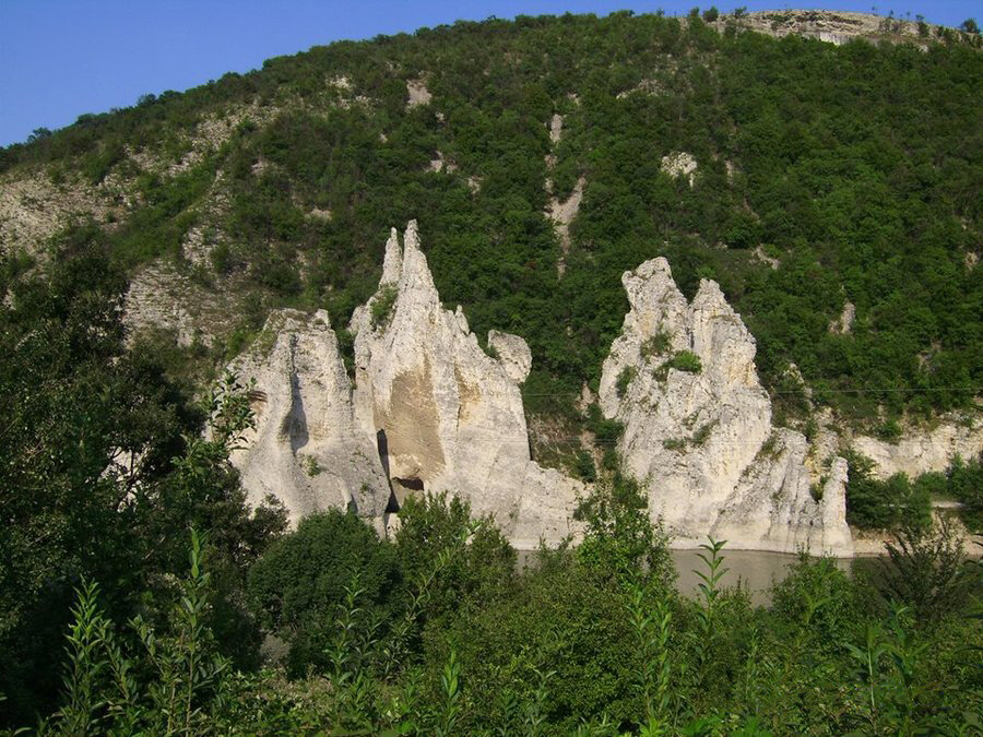 Чудесные скалы - природный «замок» на берегу озера