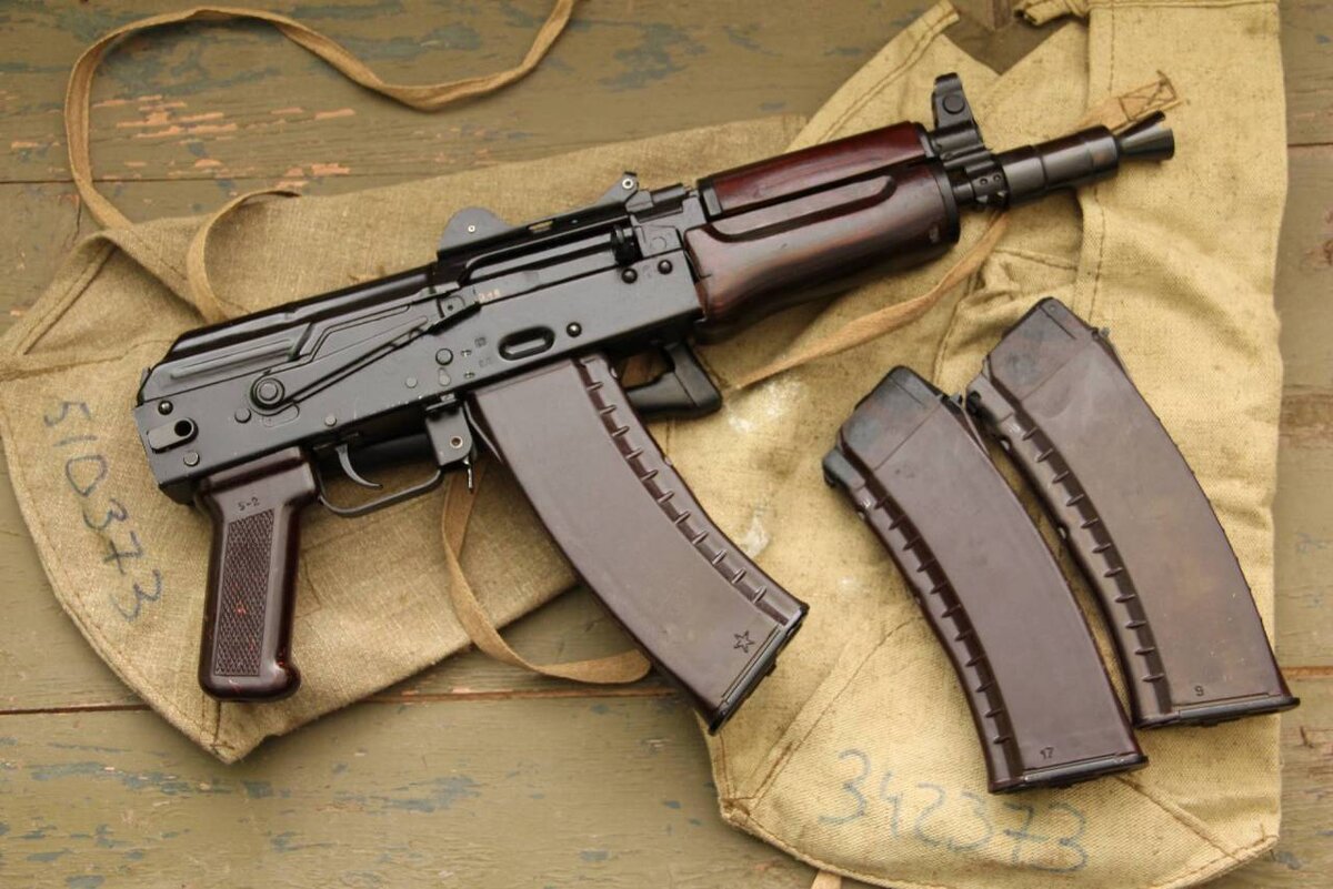 Устаревшее, но надежное оружие АКС-74у. Фото из открытых источников.