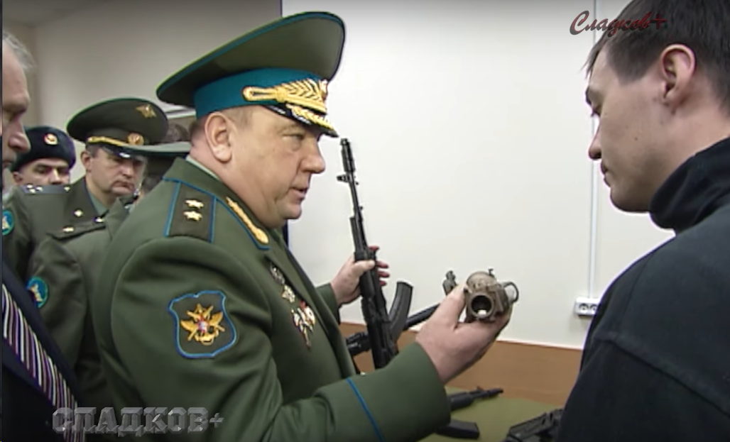 Генерал Шаманов осматривает прицел ACOG и автомат АК-74 с возможностью установки планки Вивера/Пикатини. Скриншот видео https://www.youtube.com/watch?v=Ba8aJPkXxRw