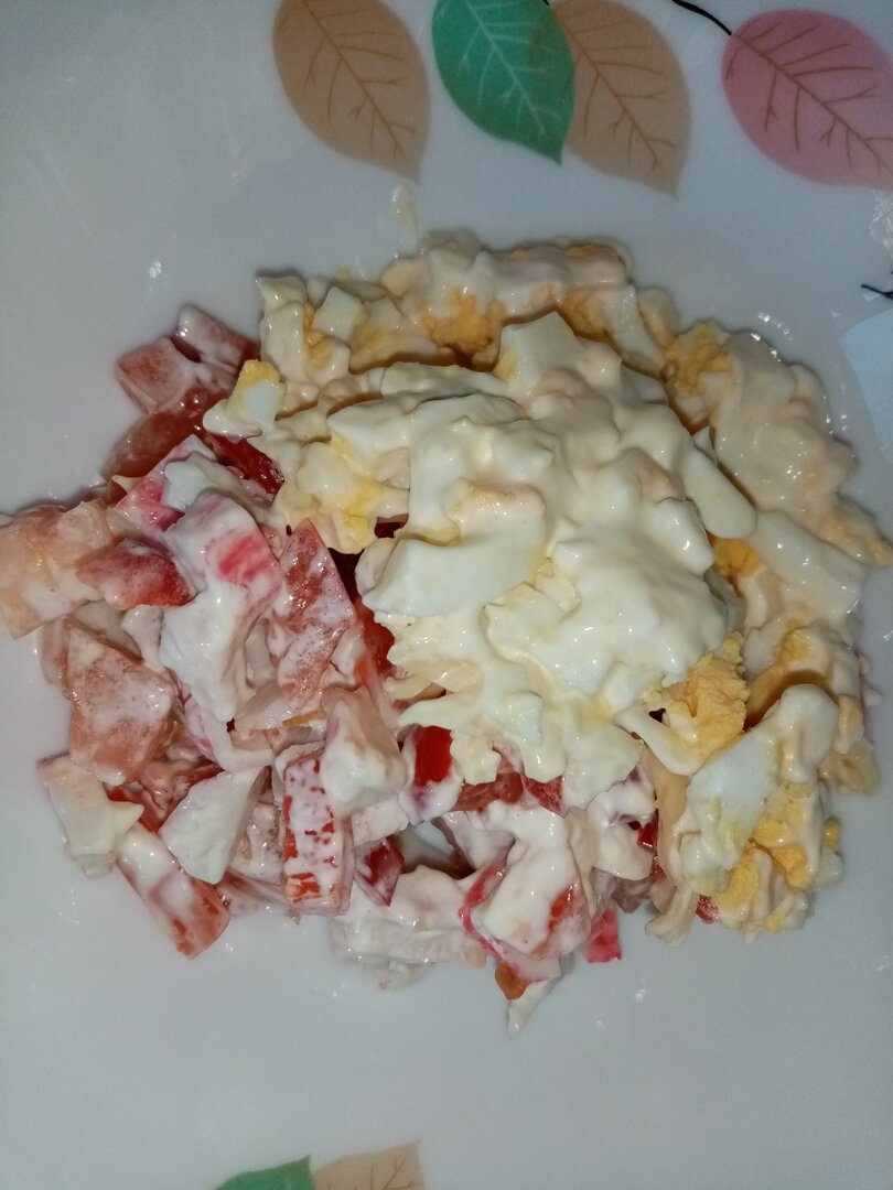 Обожаю рецепты, по которым можно быстро и вкусно приготовить. Делюсь очередным салатиком. Выкладывается продукты слоями в блюдо, смотрится красиво и празднично. 