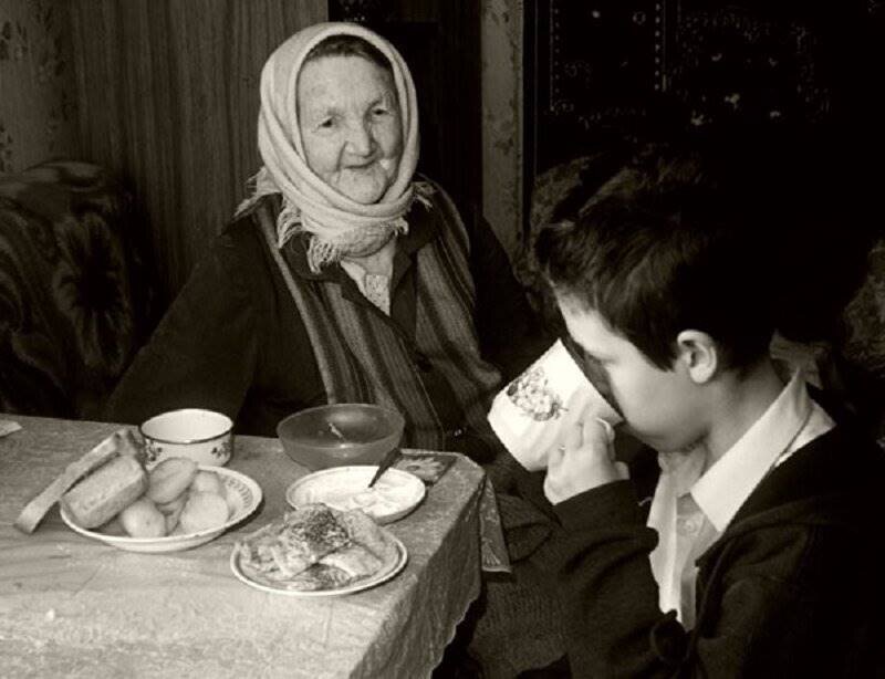 довольная бабушка накормила внука