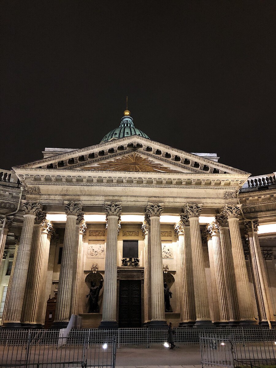 А главное - на фото нет "голов", только достопримечательность;)