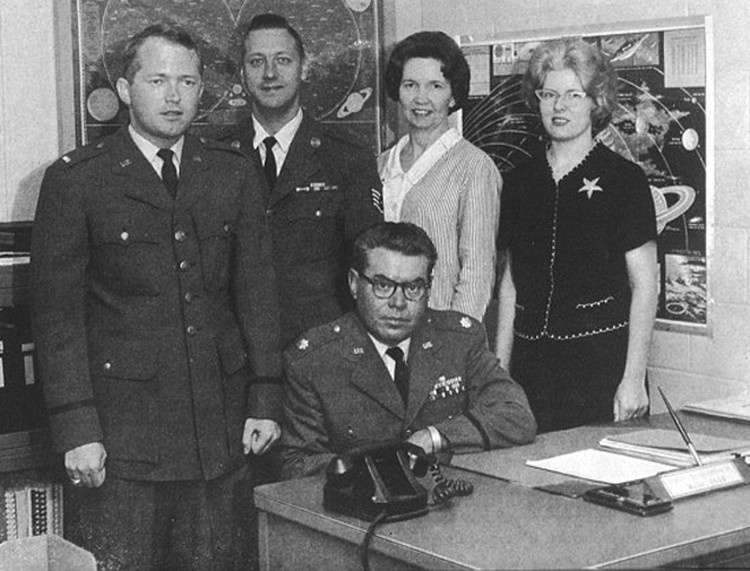 Группу, работавшую в рамках проекта "Синяя книга" в 1967 году, возглавлял майор Гектор Куинтанилл (в центре). Военные не смогли справиться с огромным количеством сообщений о НЛО и через два года проект закрыли.