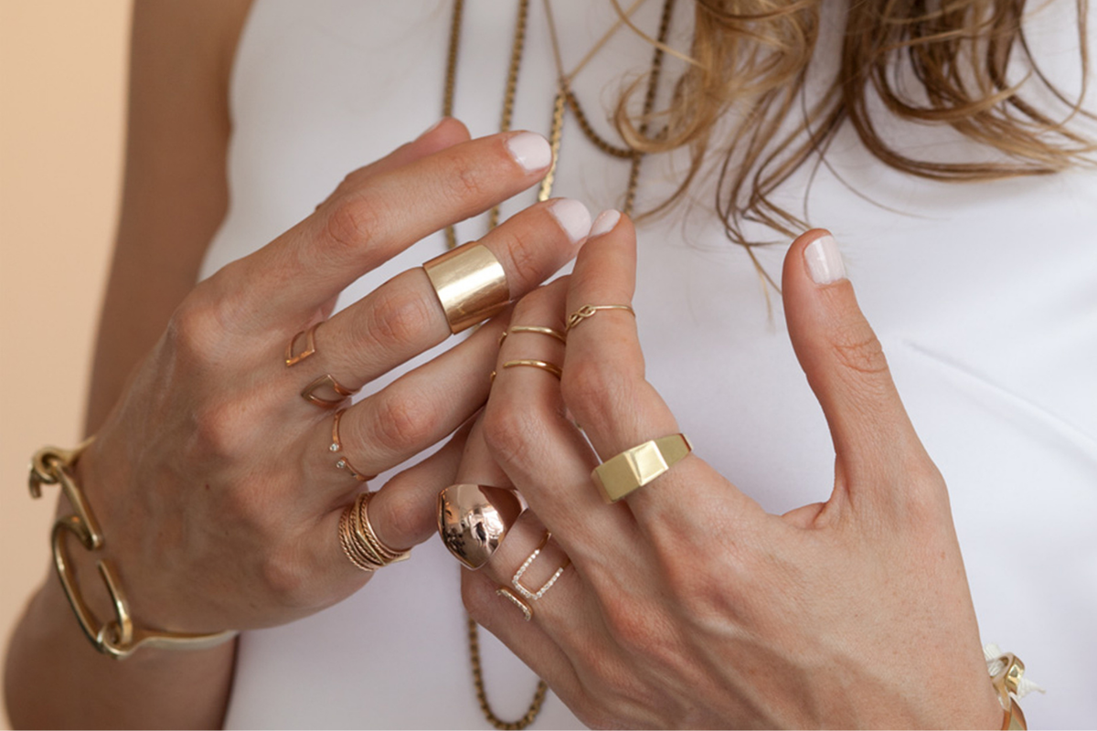 Золото и серебро на одной руке. Модные кольца. Золотые украшения. Стильные золотые украшения. Модные широкие кольца.