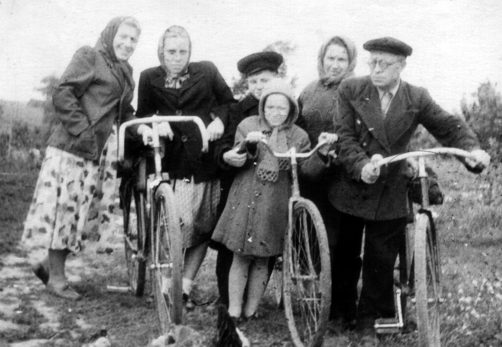 Добрая фотография из семейного архива. Справа - Алексей Антонович Букварёв, мой прадед, ставший мне примером*
