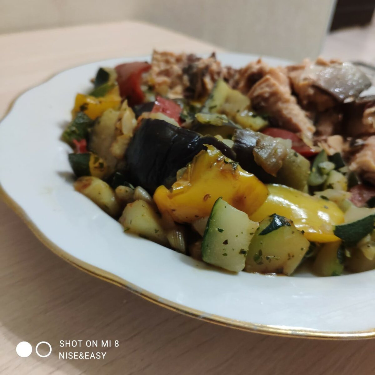 Тут экспресс-еда: рыбка и овощи, того и другого по 200 гр. 