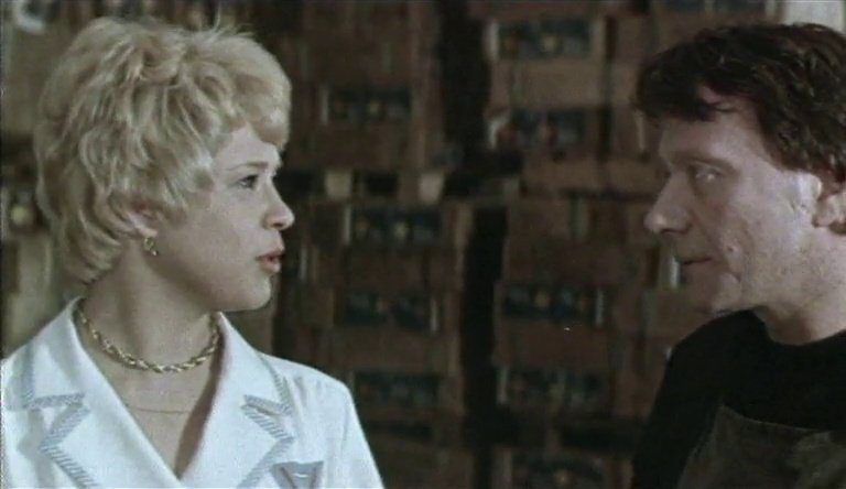 Кадр из фильма "Блондинка за углом" Татьяна Догилева в роли продавщицы и Андрей Миронов в роли грузчика.