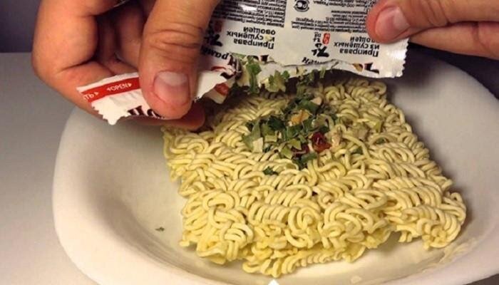 Фото взято с сайта: https://rsute.ru/842882-tak-li-vredna-lapsha-bystrogo-prigotovleniya-kak-o-nej-govoryat.html 