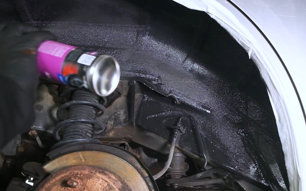 Нашел видео, где показано, как жидкие подкрылки наносятся спреем.