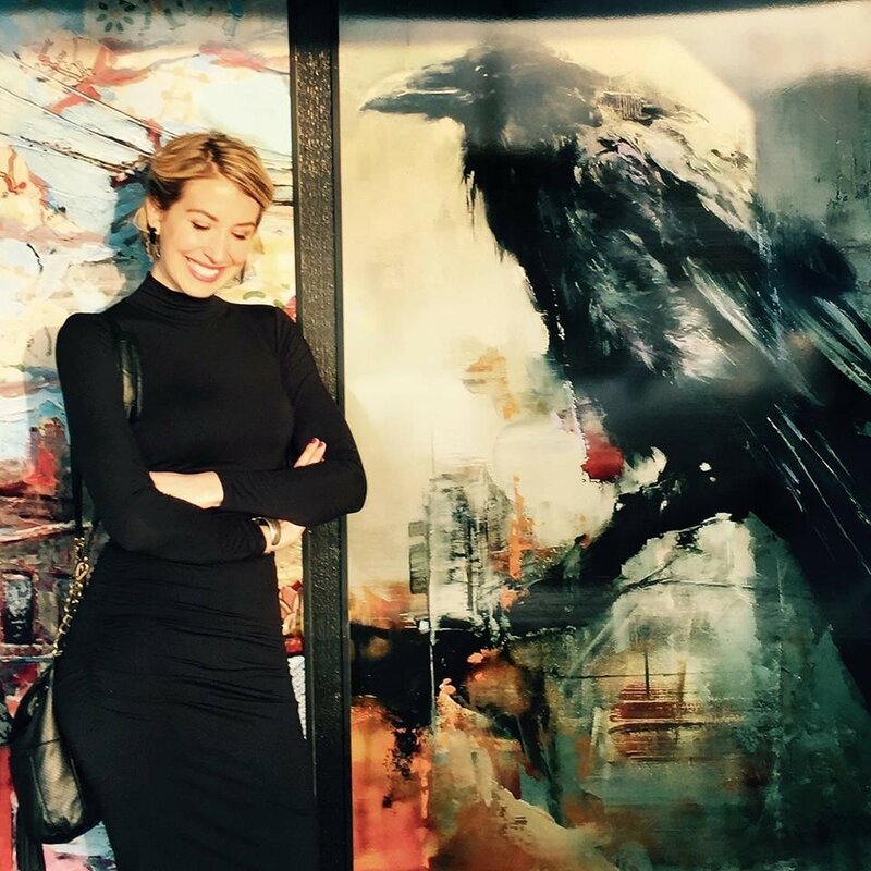 Линдси Кустуш рядом с одной из своих работ