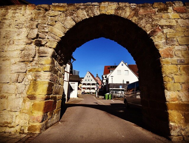 Впустить весну – значит возродиться, пробудиться и влюбиться.