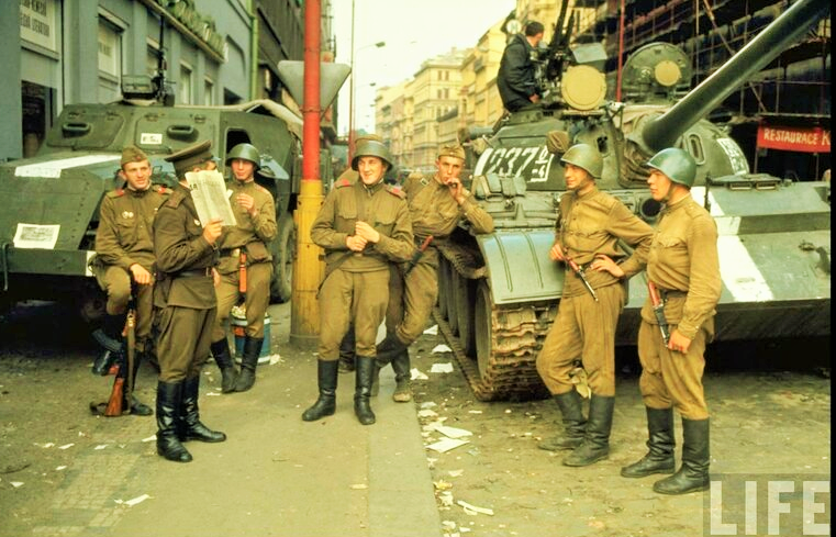 Советские танки и бронетраспортеры в Праге в августе 1968 года. 