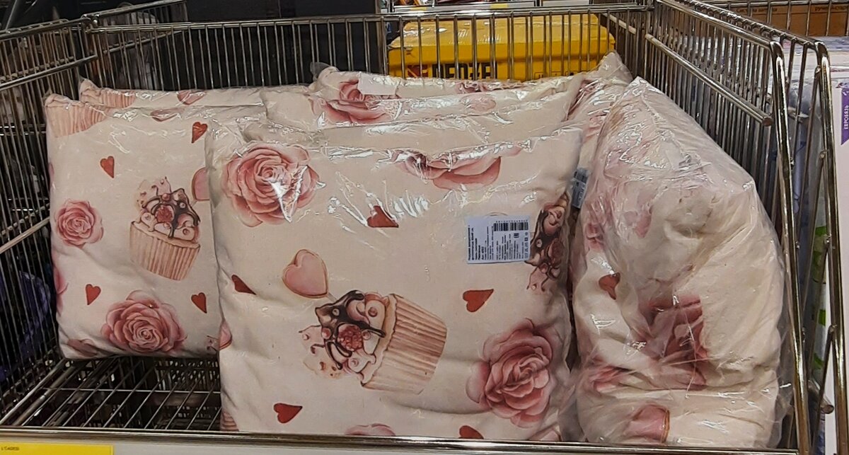 Подушка декоративная, цена 149 руб (279 руб).