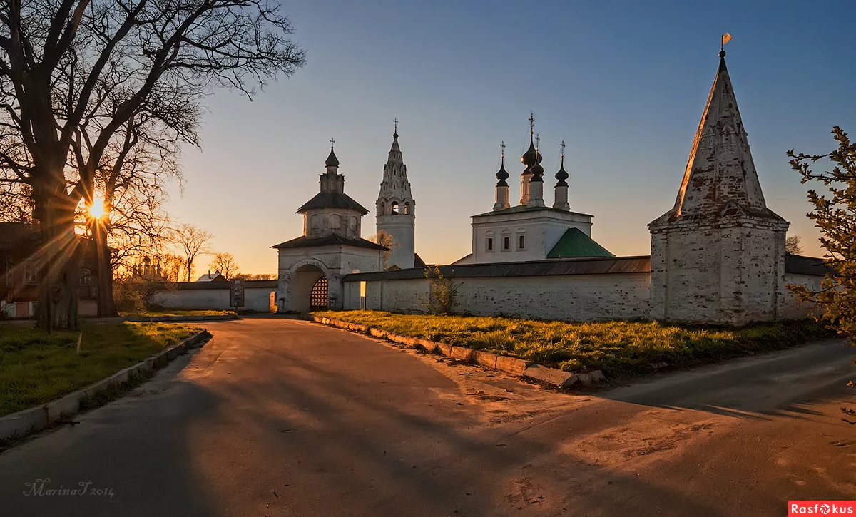 Улица города с колокольней