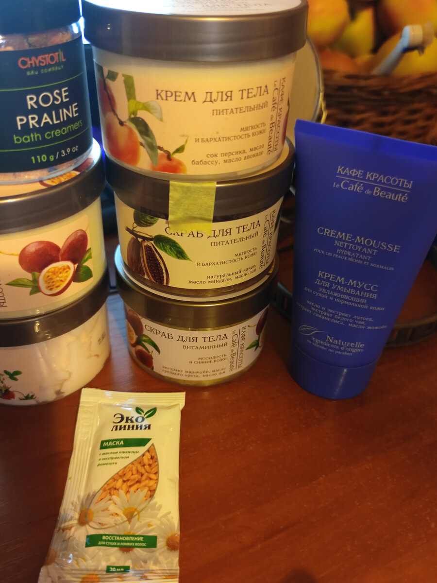 скрабы и крема - очень классно пахнут, и после них кожа просто бархатная. мусс для умывания и маска для волос.