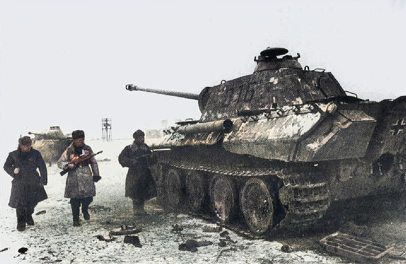 Советские солдаты проходят мимо подбитой "Пантеры", 1-й украинский фронт, февраль 1944 г.