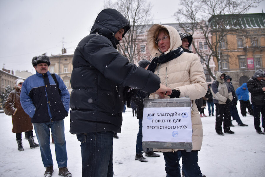 Сбор пожертвований на митинге во Львове (Фото: РИА Новости) 