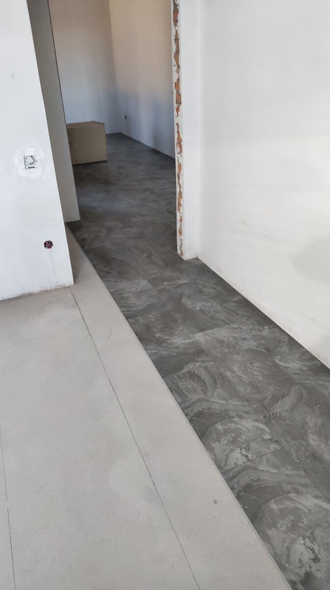 На фото даже не влез весь ряд, не смотря на вырез под выступающую стену удалось с легкостью "защелкнуть" ряд из 16 плиток