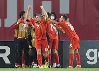 В группе С обстановка кажется сбалансированной. Здесь каждая команда, можно сказать, на своем месте и нет каких-то перекосов в виде столкновений откровенных фаворитов и неопределенности со статусом. Но тем интереснее будет борьба в ней, поскольку редко бывает, чтобы итоговое положение команд в группе соответствовало некоему заранее определенному раскладу, исходя из их сил. При этом есть место и для интриги.

Нидерланды (16 место в рейтинге ФИФА)

Сборная Нидерландов кажется более-менее выраженным фаворитом в этой компании. Это не та блистательная оранжевая дружина, которой голландская команда была, когда изобиловала звездами мировой величины. Но и сейчас в ее составе есть футболисты высочайшего класса. Пусть средний уровень и более размазан, чем раньше, за счет не очень статусных игроков. Безусловно, главной потерей голландцев является травма ван Дейка, но и без него в защите можно положиться на де Врея и де Лигта, а в полузащите есть свои предводители: Вейналдум, де Роон, ван де Бек, Френки де Йонг. В атаке расчет на Люка де Йонга, Промеса и Депая. Все это при мощной поддержке игроков из местных голландских клубов. Выглядит внушительно, но вопрос в том, как эта бригада сработает коллективно. С этим у Нидерландов в последние годы были проблемы. Поэтому голландцы умудрились не отобраться на Евро-2016, а потом и на ЧМ-2018, коснувшись дна в своем кризисе и оттолкнувшись от него. Признаком возрождения можно было считать выход в финал Лиги наций, где Нидерланды проиграли Португалии. Правда, это происходило при Роналде Кумане, который отправился в "Барселону". А голландцам придется сражаться на титул на Евро-2020 под началом Франка де Бура. Не всем его способности нравятся. Но тут уж остается только верить. Отбор на Евро-2020 голландцы прошли достаточно уверенно, стали вторыми, уступив два очка Германии, но там и конкуренции большой не было: Северная Ирландия, Белоруссия и Эстония помимо немцев. Что до последних матчей, то в рамках подготовки к Евро Нидерланды провели два товарищеских поединка: с Шотландией (2:2) и с Грузией (3:0). Но было в 2021 году и болезненное поражение: в марте от Турции (2:4), после чего голландцы победили Латвию (2:0) и Гибралтар (7:0) – все три матча в рамках отбора ЧМ-2022.

Австрия (23 место в рейтинге ФИФА)

Для австрийской сборной само по себе участие в финальной части чемпионата Европы – приличное достижение. Австрия всего в третий раз попадает на Евро. При этом в 2008 году она там оказалась по праву принимающей стороны. А вот на Евро-2016 пробилась уже через отбор. Но в обоих случаях выступления были одинаково неудачными. В каждом случае Австрия набирала по одному очку и вылетала после групповой стадии. Даже на чемпионатах мира австрийцы бывали почаще, но после 1998 года как-то туда не пробивались. Нынешний состав сборной Австрии, что следует и из позиции команды в рейтинге ФИФА, не кажется таким уж сырым и проходным. Есть в нем, за кого зацепиться глазу. Почти все члены сборной представляют немецкую Бундеслигу. А главной звездой можно считать Давида Алабу, обращают на себя внимание Лаймер и Забитцер из "Лейпцига", капитан Баумгартлингер из "Байера". Есть ряд опытнейших игроков, которые известны многим: Арнаутович, Ильзанкер, Драгович и Хинтерэггер, например. Квалификацию на Евро-2020 Австрия во многом прошла благодаря не самой сильной группе. Там доминировала Польша, которая опередила австрийцев на шесть очков, а они в свою очередь набрали на пять больше, чем Северная Македония и Словения. Также в группе выступили Израиль и Латвия. Если же говорить о нынешней форме команды немецкого тренера Франко Фоды, то в 2021 году из пяти матчей она выиграла лишь в одном. В июне в товарищеских встречах было поражение от Англии (0:1) и ничья со Словакией (0:0), а в марте в отборе ЧМ была ничья с Шотландией (2:2), победа над Фарерскими островами (3:1) и проигрыш Дании (0:4).

Украина (24 место в рейтинге ФИФА)

Сейчас ситуация видится так, что именно Украина и Австрия разыграют вторую путевку в плей-офф из группы С. Они еще и в рейтинге ФИФА занимают соседние позиции, что подчеркивает равенство сил. Хотя для многих любителей футбола сборная Украины является большим фаворитом в этом противостоянии. Хотя история взаимоотношений между чемпионатами Европы и сборной Украины примерно такая же, как и у австрийцев. Тоже впервые на Евро украинцы попали в качестве хозяев турнира в 2012 году, в группе удалось одержать одну победу, но из-за двух поражений выйти в плей-офф не получилось. Затем пробились на Евро-2016, но, можно сказать, зря. Потому что проиграли в группе все три матча с разницей мячей 0:5 и покинули турнир также после групповой стадии. Что из положительного стоит отметить: Украина уже в третий раз подряд выходит на чемпионат Европы, а это все же признак какого-то прогресса. Но можно вспомнить неплохое выступление украинцев на их пока что единственном чемпионате мира – в 2006 году в Германии они добрались до четвертьфинала. В нынешнем составе сборной Украины хватает ярких представителей. Это и финалист Лиги чемпионов Зинченко, и Малиновский из шикарной "Аталанты", и опытнейшие Ярмоленко с Марлосом. Костяк команды по численности, безусловно, составляют футболисты киевского "Динамо" и "Шахтера". Если же возвращаться к прогрессу, то команда Андрея Шевченко удивила всех в отборе на Евро. Украинцы не проиграли ни одного матча, опередили Португалию на три очка. Помимо них в группе были Сербия, Люксембург и Литва. Так что конкуренция не особо напряженная получилась, хотя те же португальцы сербов лишь на три балла обогнали. В отличие от большинства команд в 2021 году Украина успела провести шесть матчей и ни одного не проиграла. В отборе ЧМ сыграла со счетом 1:1 последовательно с Францией, Финляндией и Казахстаном, потом товарищеский матч с Бахрейном завершился с таким же счетом, а вот в июне только победы пока: над Северной Ирландией (1:0) и Кипром (4:0).

Северная Македония (62 место в рейтинге ФИФА)

А вот и экзотика. Одна из слабейших в Европе сборных по рейтингу прошла в финальную часть турнира. Разумеется, впервые в своей истории. При этом в отборочных турнирах македонцы периодически преподносили сюрпризы. Например, играли вничью со сборной Англии в отборах на Евро-2004 и Евро-2008, обыгрывали в том же отборе сборную Хорватии, а хорваты тогда в группе первыми стали. Но в том и смысл отборов, что нужно доказывать свою состоятельность на дистанции, а не отдельными всплесками. Этого Северной Македонии не удавалось до сего момента. В отборочной группе, кстати, с той же Австрией македонцы заняли третье место, уступив австрийцам пять очков и набрав столько же баллов, что и Словения, а еще на три больше, чем Израиль. Это позволило Северной Македонии попасть в стыковые матчи. Там пришлось непросто. Сначала была битва с Косово (2:1), а в финале стыков была побеждена Грузия – 1:0. Конечно, единственный мяч забил главный футбольный герой в истории Северной Македонии Горан Пандев, который кажется вечным. Но и помимо него есть имена футболистов, которые могут быть многим знакомы. Например, Элмас из "Наполи", Адеми и Ристовски из загребского "Динамо", Алиоски из "Лидса", Трайковски из "Мальорки". Подавляющее большинство футболистов сборной представляют заграничные клубы и не самого низкого уровня. Если же говорить о форме команды, то она не проигрывает четыре матча подряд. В июньских товарищеских встречах была ничья со Словенией (1:1) и победа над Казахстаном (4:0), а в мартовских отборочных матчах ЧМ после поражения от Румынии (2:3) случились победы над Лихтенштейном (5:0) и – внимание! – Германией (2:1). Так что команда Игора Ангеловски умеет удивлять.

Прогноз от ФНК: Первое место в группе займет сборная Нидерландов благодаря более классному подбору исполнителей и общему уровню мастерства. Второе место, пожалуй, останется за Украиной, которая прогрессирует в последние годы заметнее остальных в этом квартете и даже может навязать бой за первую строчку. Отчаянно цепляться за шансы будет и Австрия, но ей вряд ли хватит командного класса больше, чем на третье место. А вот Северная Македония может зацепиться за какую-нибудь ничью и попортить конкурентам шансы, но вряд ли ей светит что-то большее, чем четвертая строчка.