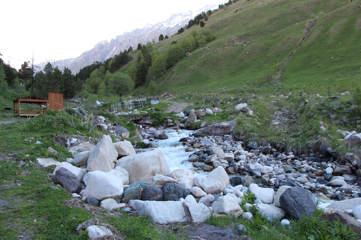 Беседка, возле нее развилка.