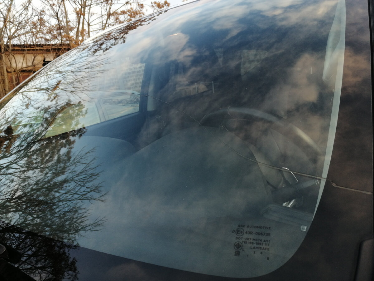 Скол пополз через все лобовое 