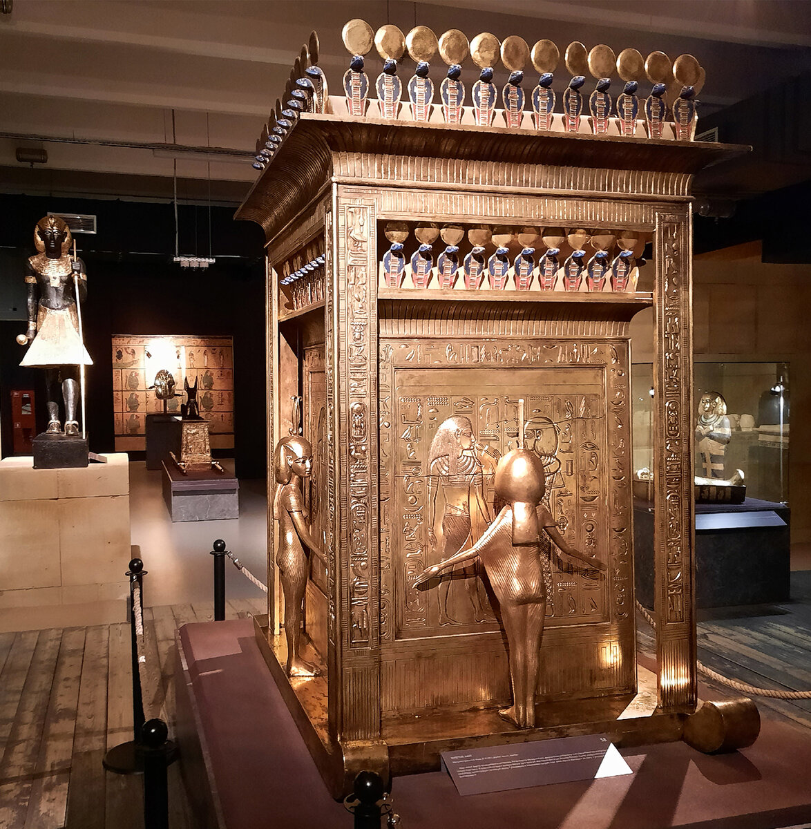 Золотой наос из дерева, серебра и золота Тутанхамона и Анхсенамон - традиционное семейное святилище, подобное иконам в наших домах 