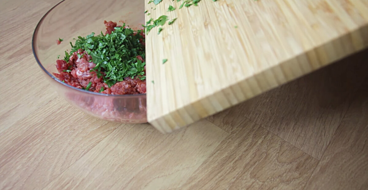 петрушку кладем в фарш