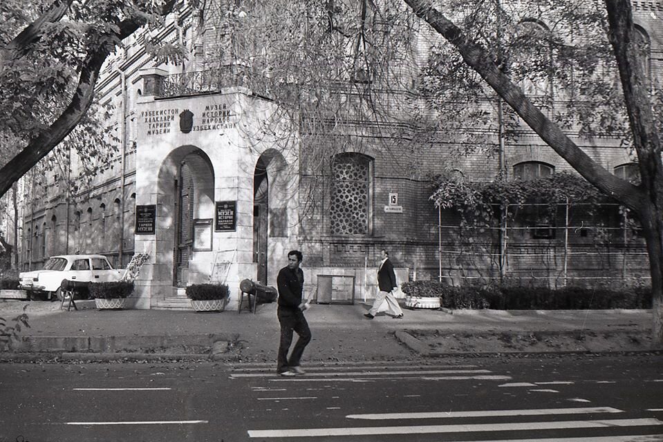 Дорога и мгновение,  музей, что когда-то создал князь Романов чтобы история края ... Интересно, а как выглядит сегодня идущий парень...