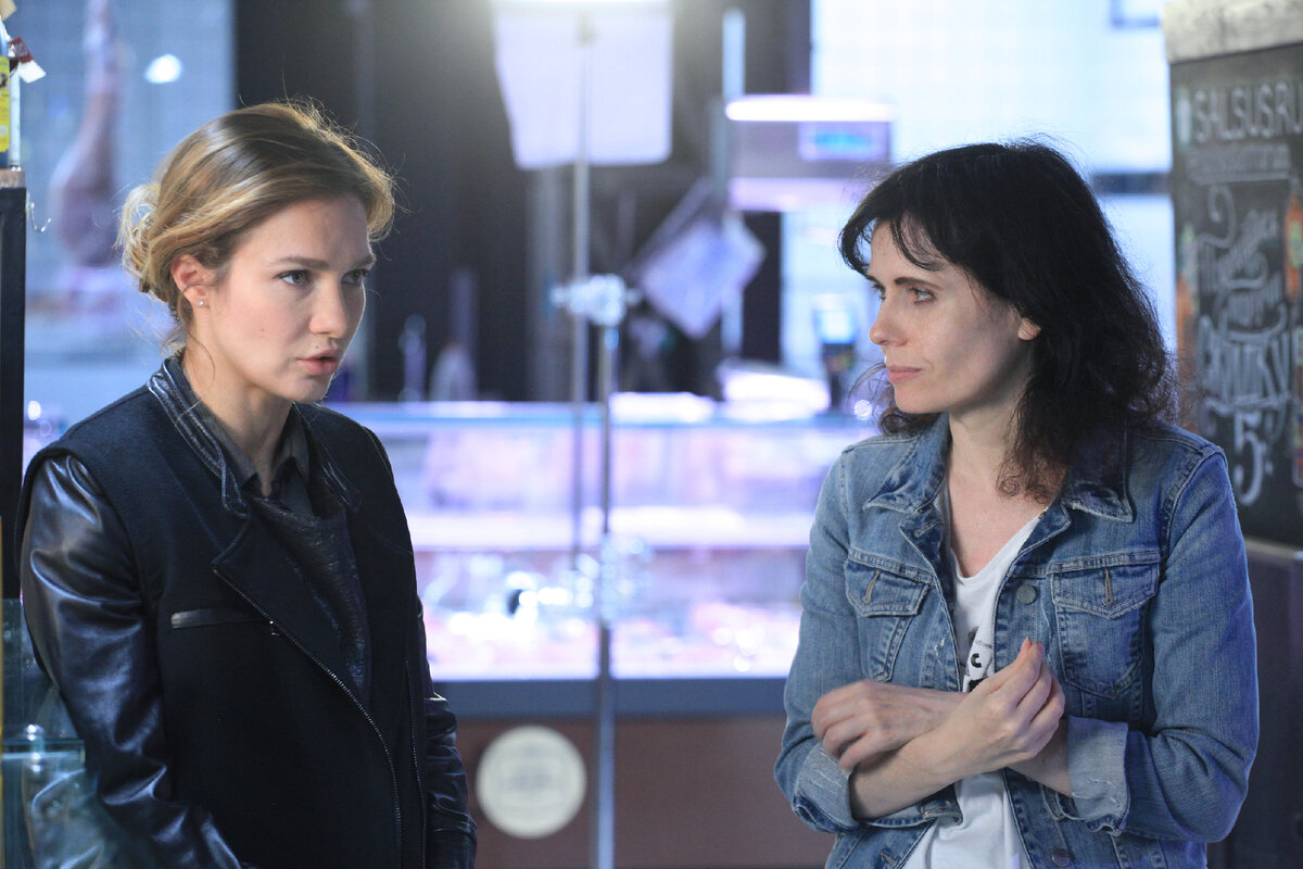 Режиссер Алена Званцова и Евгения Брик на съемочной площадке сериала «Никто не узнает»