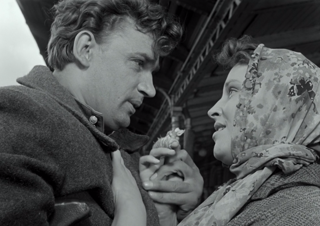 Кадр из кинофильма "Баллада о солдате" (1959). Режиссер Григорий Чухрай, сценаристы Григорий Чухрай, Валентин Ежов (скриншот) 