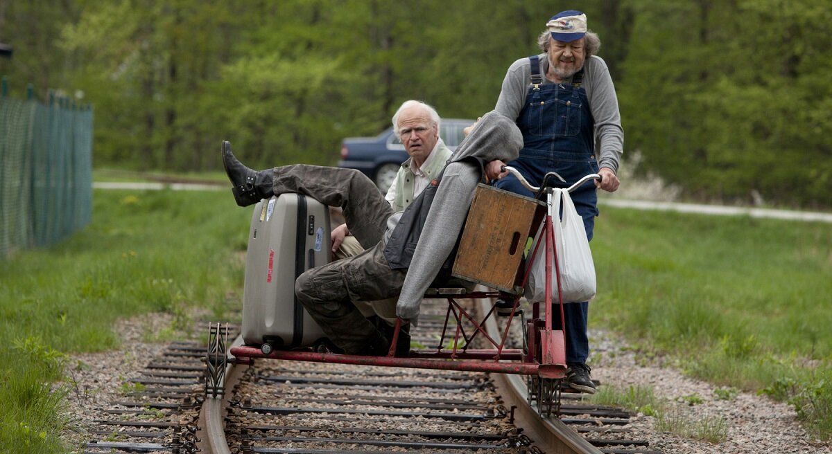 Эх, многое бы я отдал в детстве, чтобы прокатиться на таком клевом велике... Да и в старости, как эти деды, с радостью прокатился бы - чего уж там. 