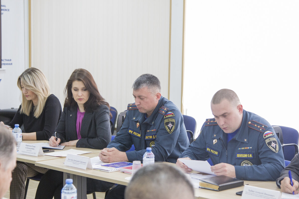 Неделя бизнеса в Тамбовской областной Торгово-промышленной палате стартовала с вопроса пожарной безопасности на предприятиях региона. Речь шла о новых нормативных требованиях пожарной безопасности, утверждённых приказом Росстандарта в апреле 2022 года. Теперь в них включены ГОСТы, которые должны применяться на всех жизненных циклах зданий. Об этом подробно рассказали Дмитрий Лагутин, заместитель начальника управления – начальник отдела организации надзорных и профилактических мероприятий управления надзорной деятельности и профилактической работы Главного управления МЧС по Тамбовской области, и Олег Пелекшин, начальник нормативно-технического отделения управления надзорной деятельности и профилактической работы регионального МЧС. 